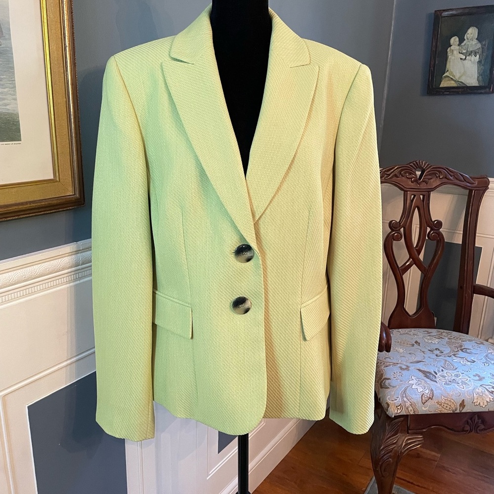 NWOT Jones Studio woman’s light weight lime green blazer size 16